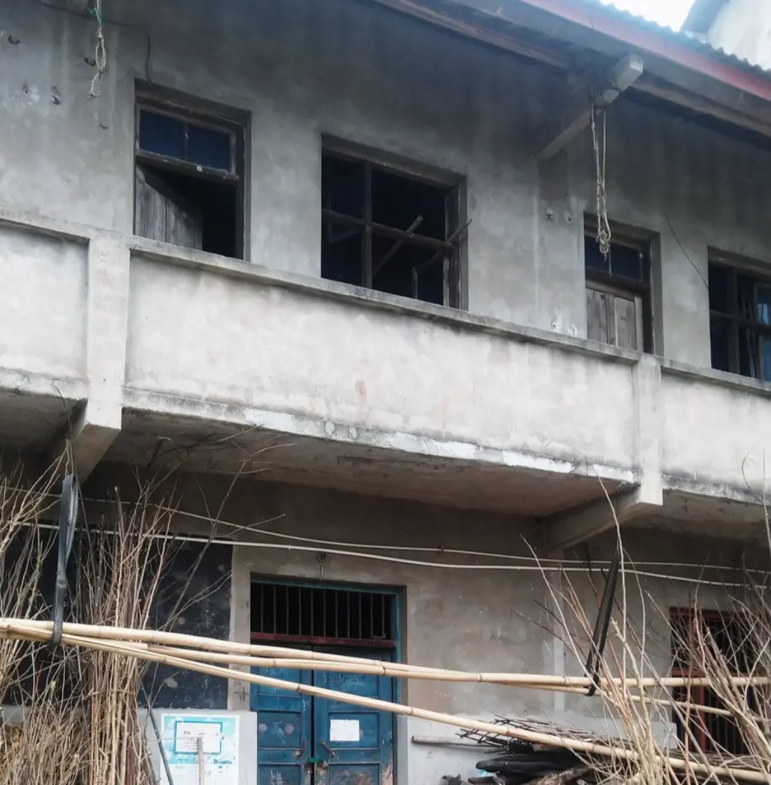 八九十年代的老瓦房,长年无人居住,确权登记时户主该写谁的名字