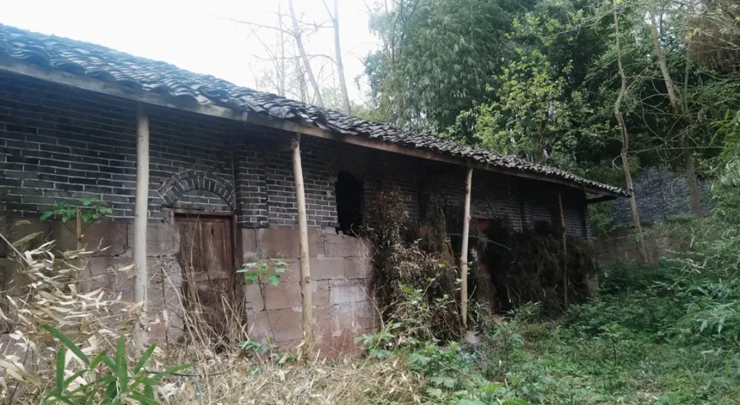 八九十年代的老瓦房，长年无人居住，确权登记时户主该写谁的名字