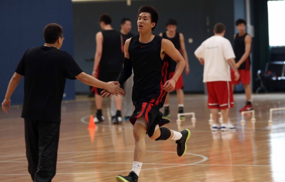 cba球员胡明轩打野球,cba胡明轩圈粉