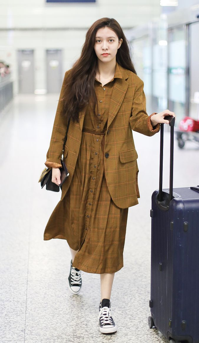 刘敏涛垫肩西装配缎面吊带,刘敏涛穿西装惊艳