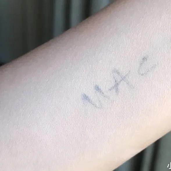 雅诗兰黛持妆无瑕保湿气垫粉底液,遮瑕好又不拔干的气垫粉底液推荐