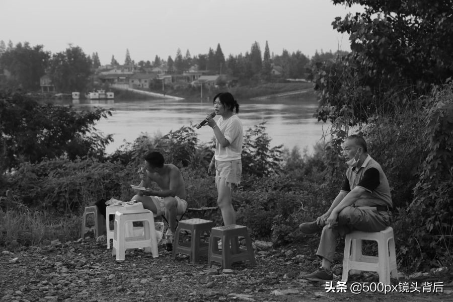 襄河人家令人神往：养几只土鸡、猫狗和一些花草…何等美好的生活