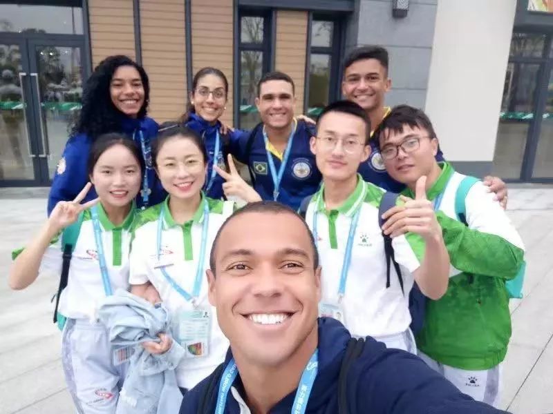 军运会志愿者感动瞬间,军运会感谢志愿者