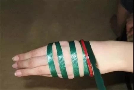 手镯手胖了取不下来有妙招,手镯戴起不舒服怎么回事