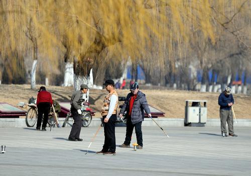 90岁大爷滑滑板,72岁大爷轮滑惊呆路人