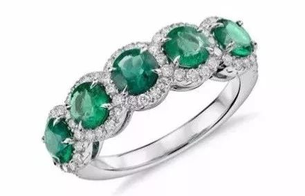 大多数明星的婚戒都是钻石鸽子蛋,女明星穿的婚纱和戒指