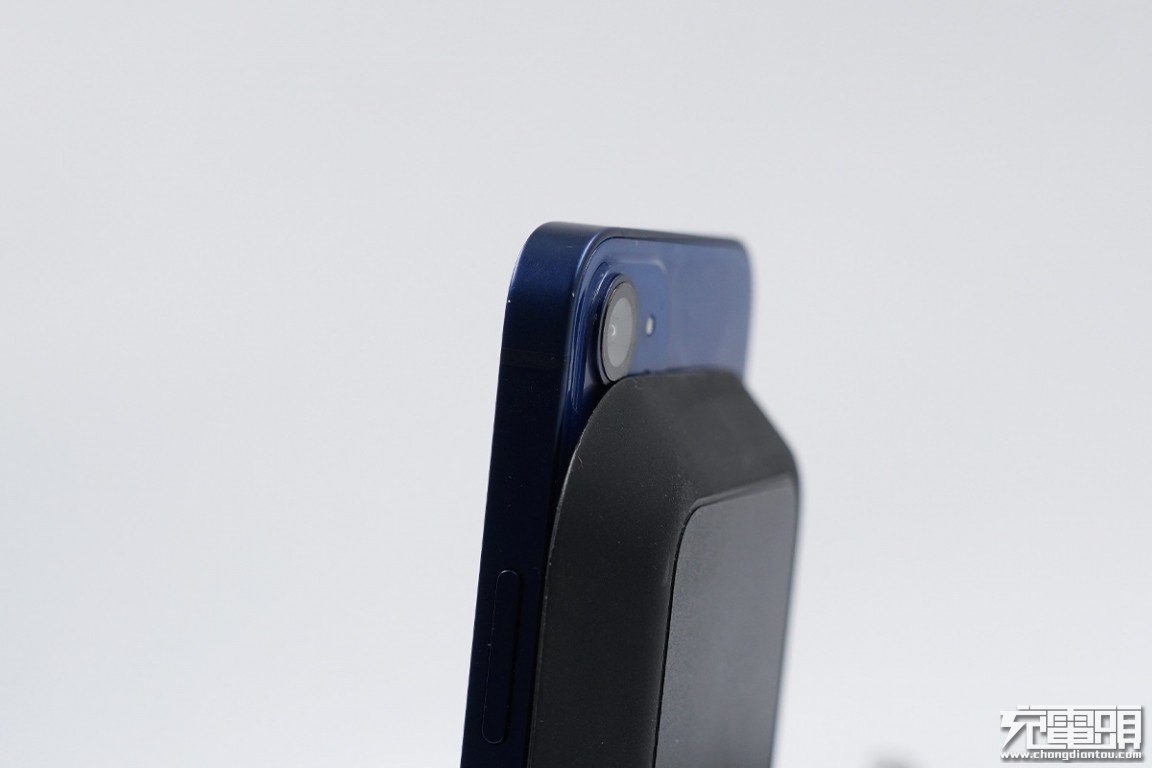 mophie二合一无线充电底座,mophie推出四合一无线充电器