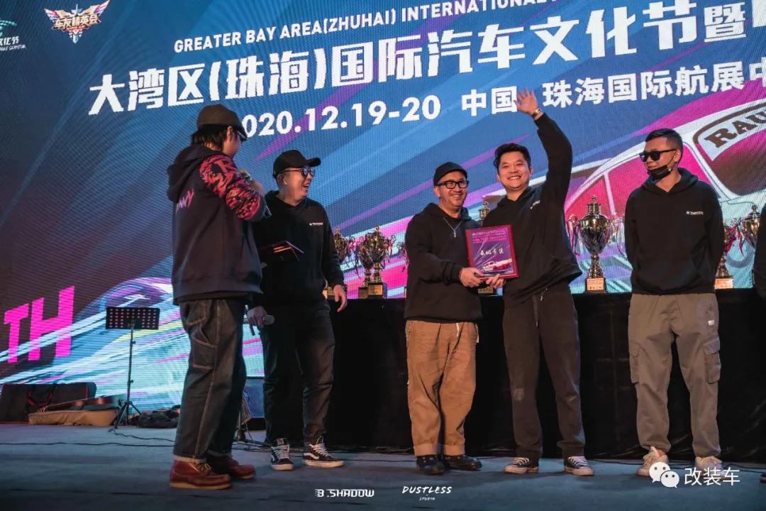 金杯海狮能推着么,金杯海狮可以坐几个人