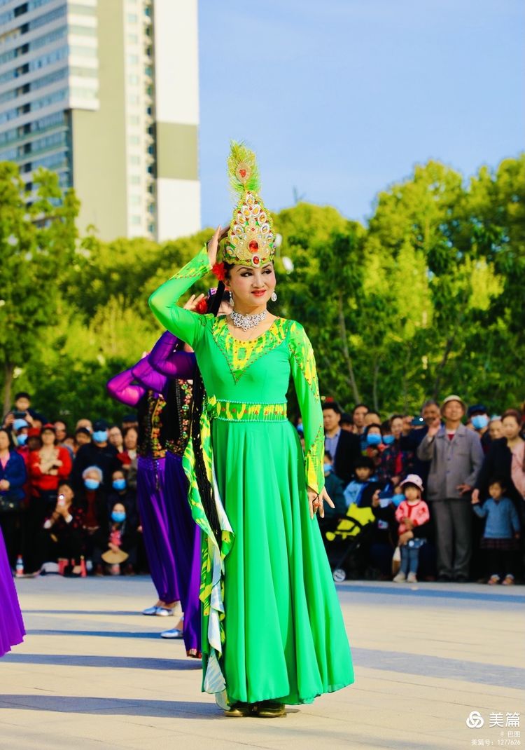 洛阳牡丹广场：*疆新**舞大联欢