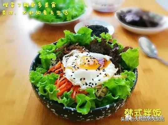 在“滋滋”作响中，挑破半熟的蛋黄，把各种蔬菜混合辣酱拌匀