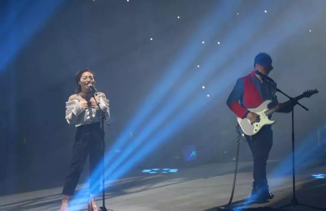 陈瑞庄心妍还有谁,庄心妍沈阳演唱会穿的红色西装