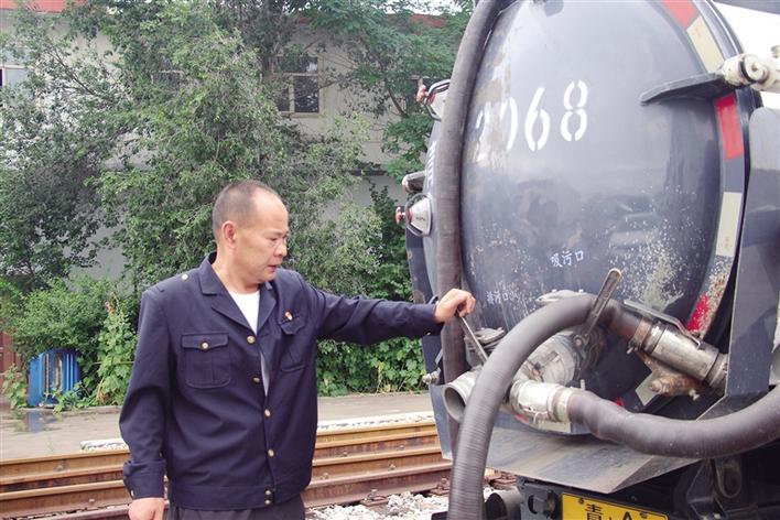 在青藏铁路工作十几年，王文海给天路做“美容”