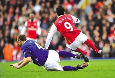 足球史上最奇葩的判罚,足坛10大奇葩裁判开枪射杀球员