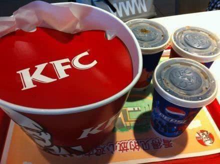 肯德基全家桶里面都有什么东西,肯德基全家桶中间为什么要放纸