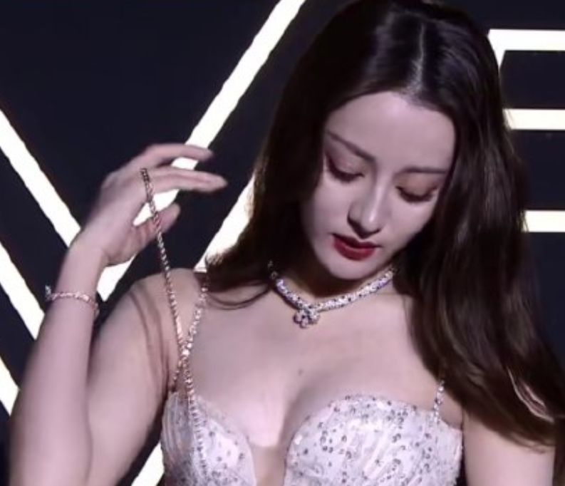 迪丽热巴裙子被踩,迪丽热巴踩裙子