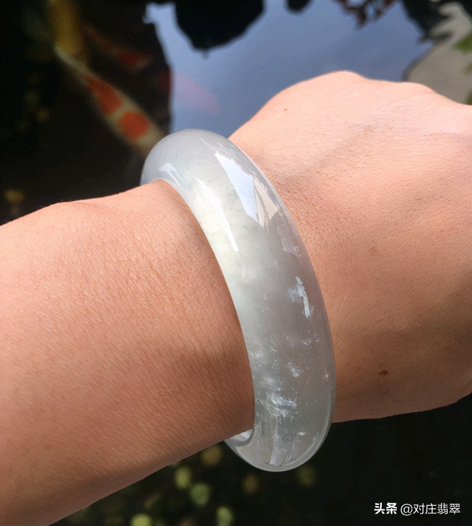 冰透蓝翡翠手镯高品质,冰透水润的翡翠手镯价格
