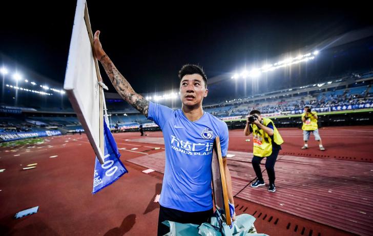 他坚守大连足球11年,陪伴连足起起伏伏!到头来却被激进球迷谩骂