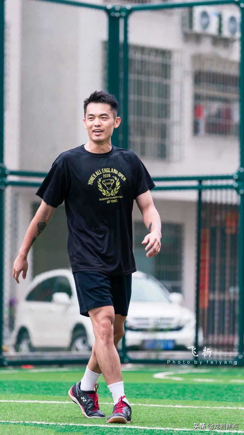 林丹脚踢球,林丹回到球场赢了