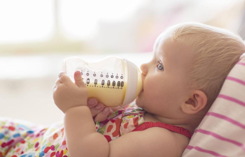 宝宝吃母乳饿得快是何原因,宝宝喝奶过急之后会胀气