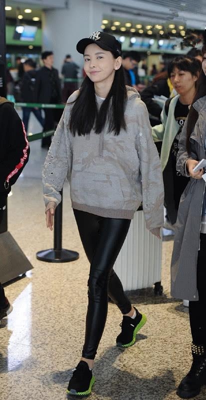 于文文机场灰色卫衣戴黄墨镜,于文文穿皮裤唱体面