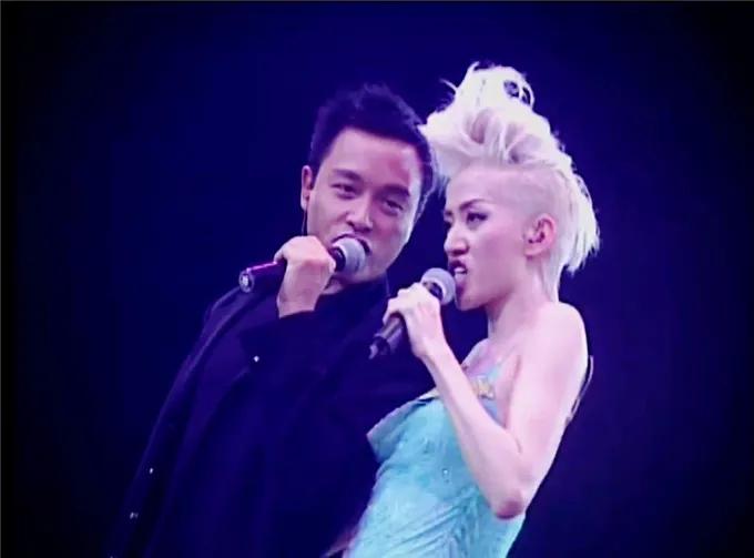 2003年怀念张国荣梅艳芳演唱会,张国荣和梅艳芳互相嫌弃的友情
