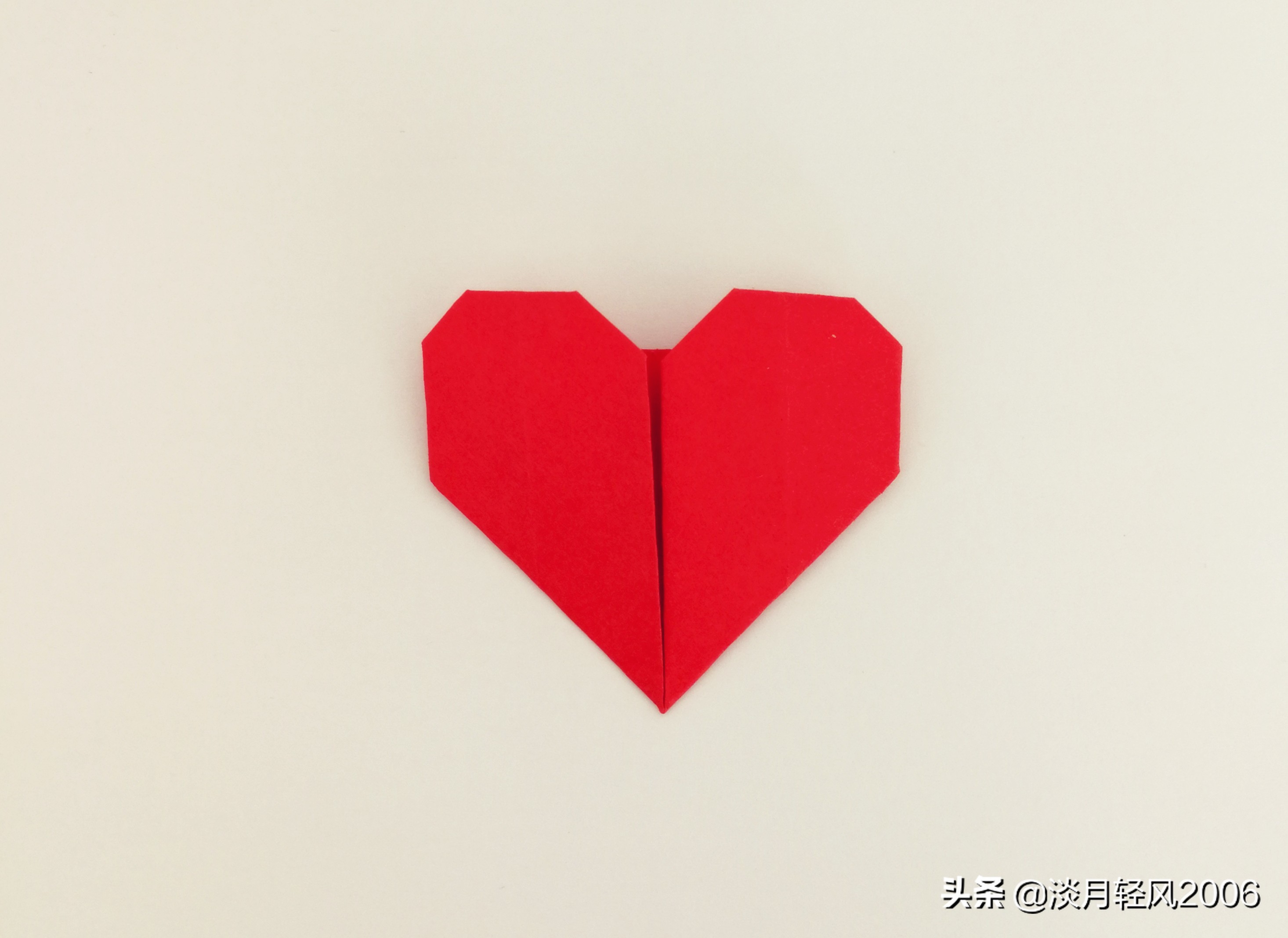 怎么用一张纸一剪刀剪很多个爱心,立体爱心怎么折简单只用一张纸