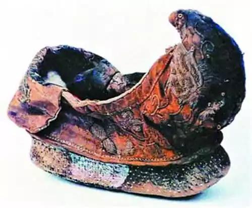 古代人的鞋尖为什么向上翘,古代鞋头上翘有什么好处