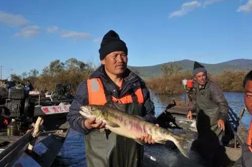 乌苏镇东方第一哨所哨兵,黑龙江边境边防战士冬天站岗