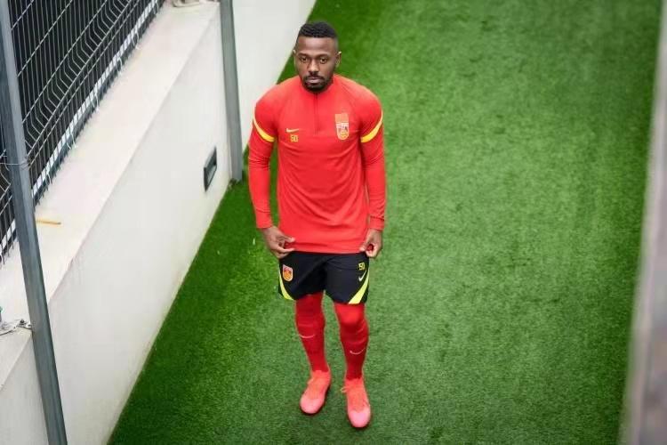 国足2战伤6人，队医“黄一摸”难辞其咎！李铁任人唯亲让人心寒