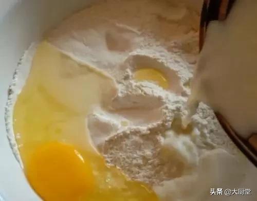 面粉怎么做油条不用鸡蛋和酵母粉,一碗面一个鸡蛋教你在家做油条