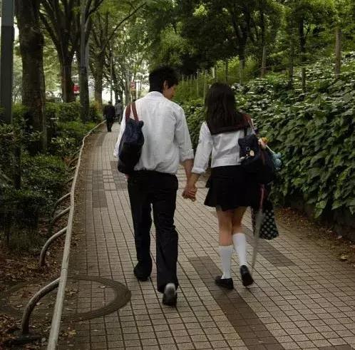 日本街头女子抗议,日本女生校服必须穿裙子吗