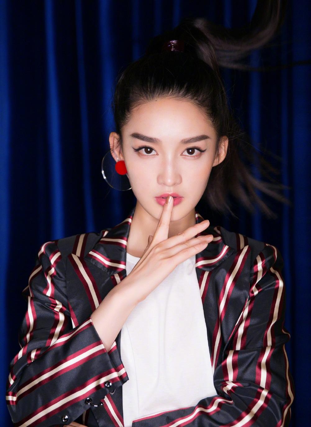 女生该怎么扎高马尾才最好看,有些女生扎马尾和不扎马尾