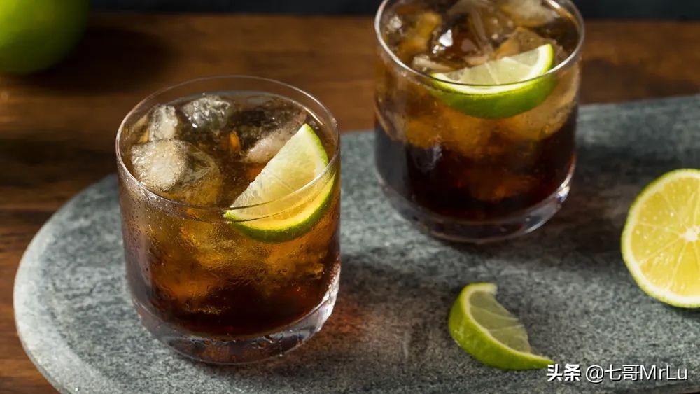 007史上最全酒单：撩妹，还得看《007》，因为哥喝的不是酒，是情