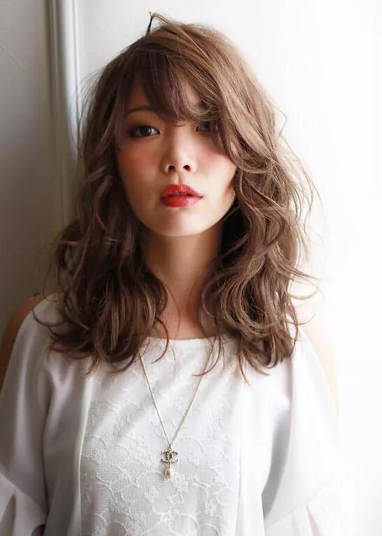 2021年大圆脸短发减龄发型图片,40-50岁圆脸洋气发型女士短发