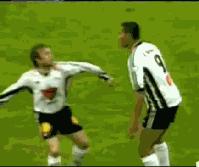 盘点搞笑足球名场面,足球场上的爆笑瞬间