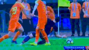 韦世豪踢足球视频发脾气,韦世豪踢球故意踢人