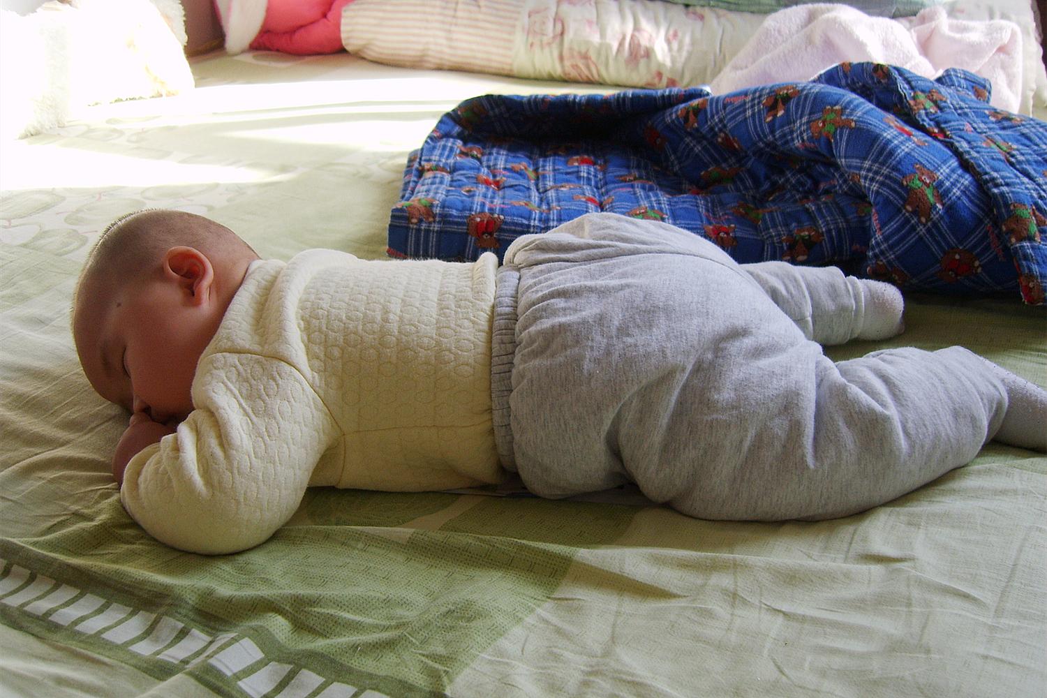 宝宝喜欢趴着睡用什么枕头,宝宝喜欢趴着睡吃什么好