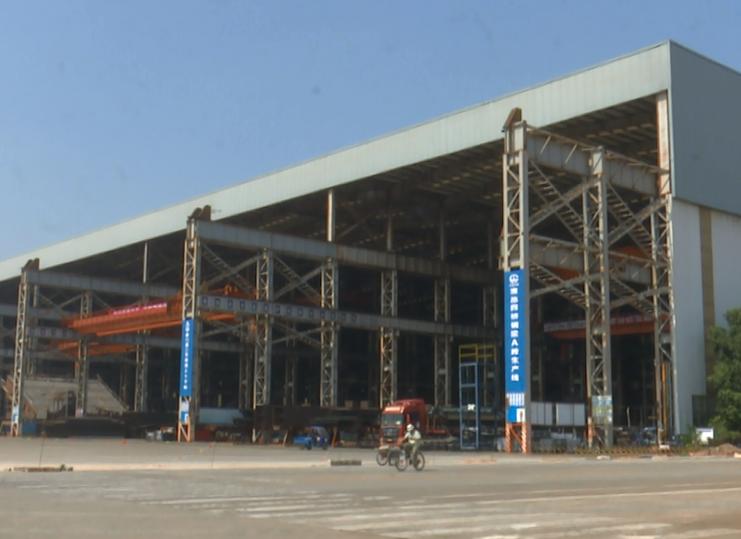 长江镇江段大型海轮,又一艘国产大型邮轮开始总装