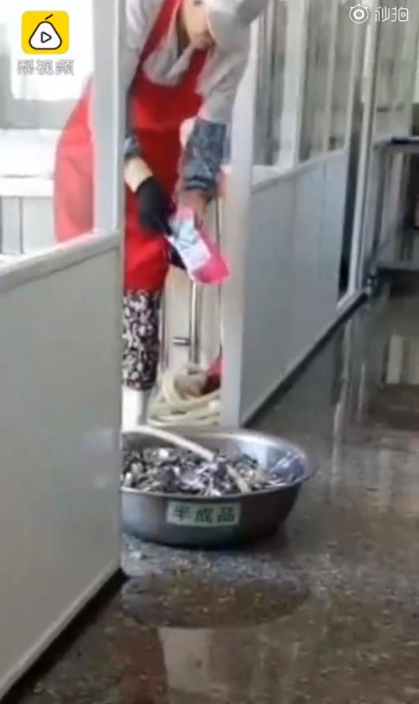 庄河东风小学食堂洗衣粉,小学食堂被曝用洗衣粉刷餐具