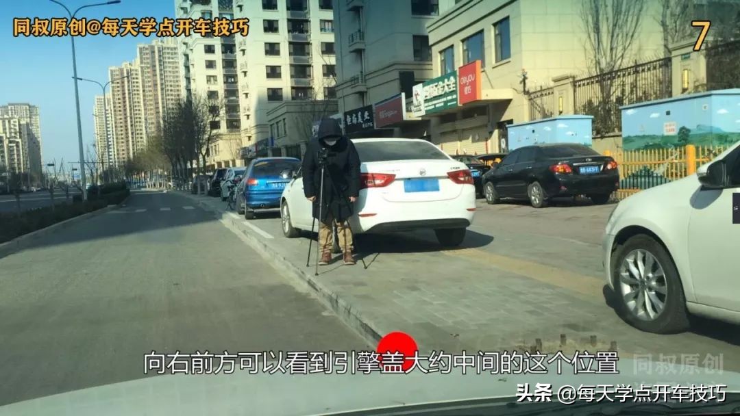 靠边停车的技巧对箭头,靠边停车怎样不刮蹭车头