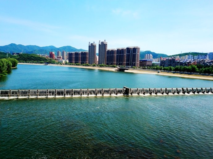 21年前本溪驻军无偿修建了一条太子河大坝如今变成一条滨河景观道