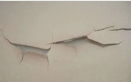 墙面泛碱脱落和受潮区别,墙面泛黄起碱什么原因