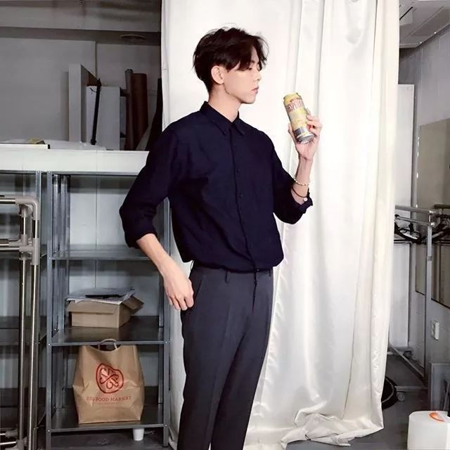 低调的黑色衬衫，应该怎样穿？