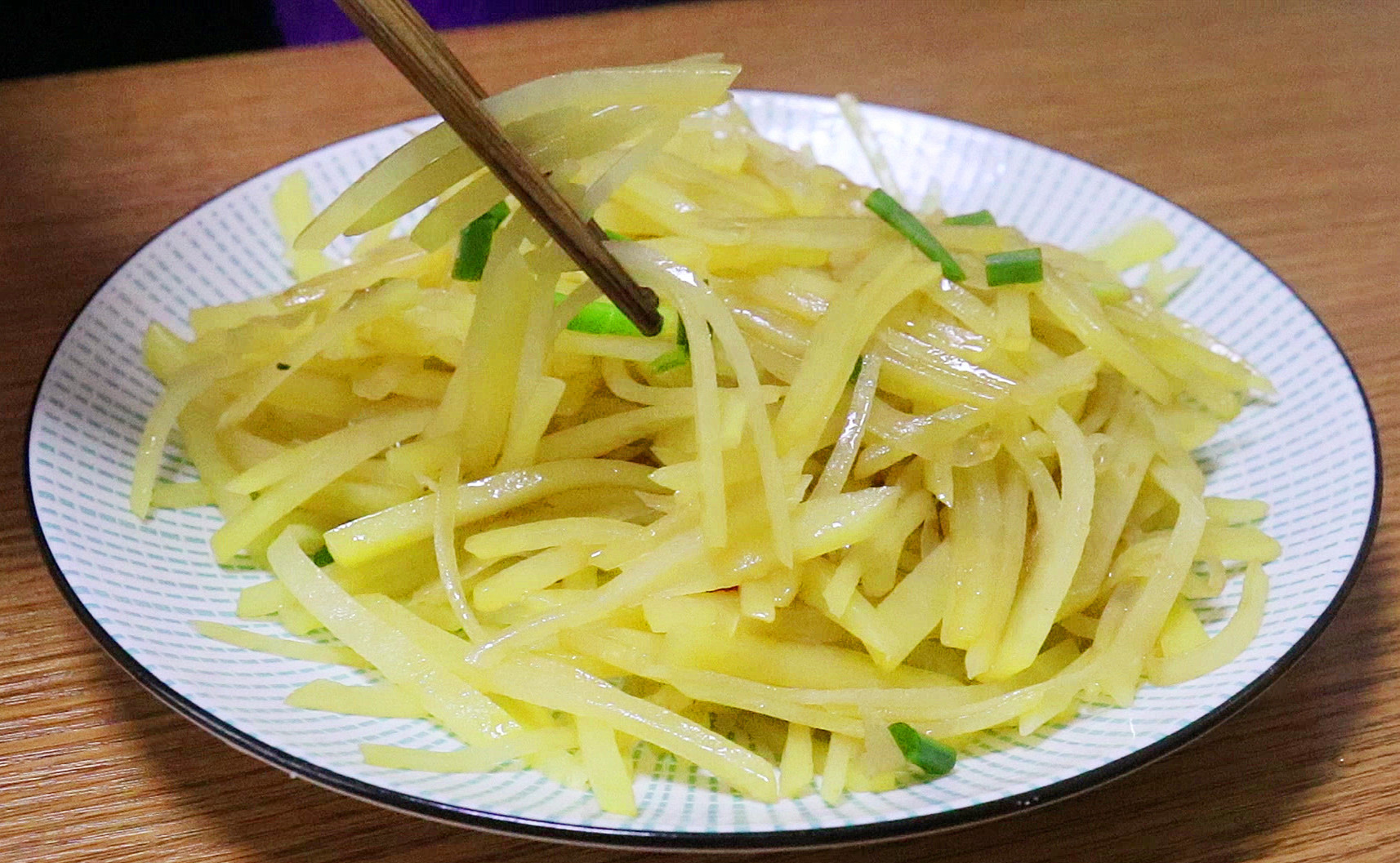 炒土豆丝不粘锅的方法,炒酸辣土豆丝放酱油就粘锅