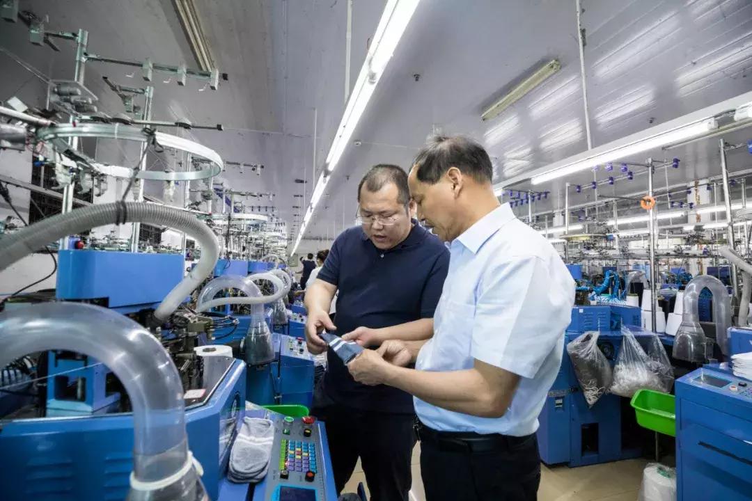 靠一分钱利润拿下全球三分之一市场份额：这是一双被低估的袜子