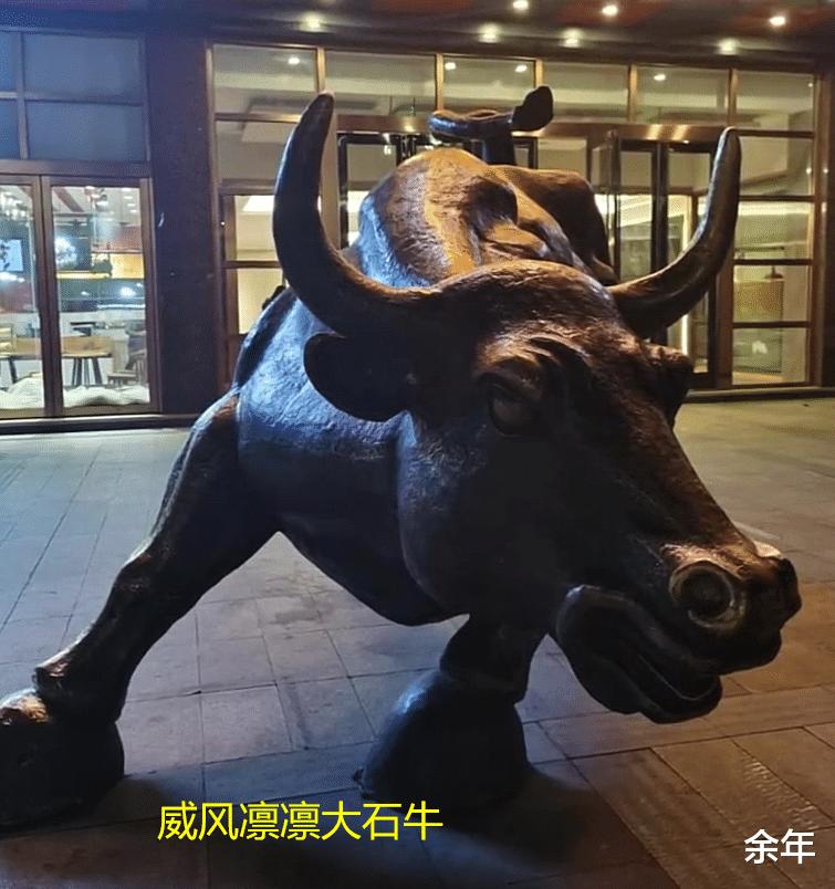 太个性！湖北武汉一公司开业，门口石牛形似“纸扎牛”引人爆笑