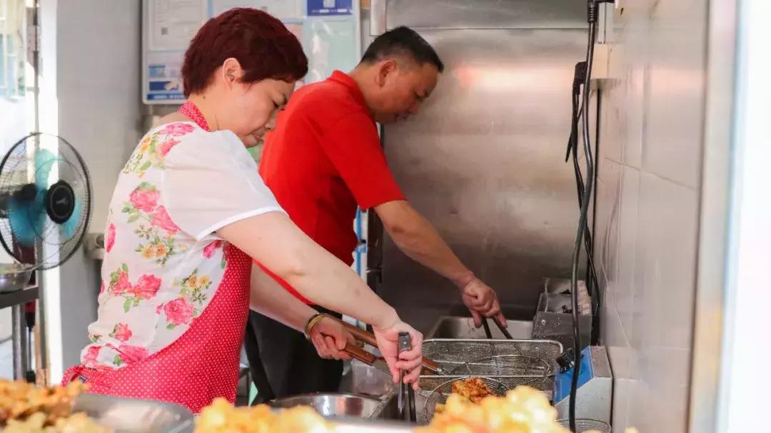 藏在厦门老社区的夫妻炸料摊，20元吃遍鲨鱼鸡腿醋肉菜丸