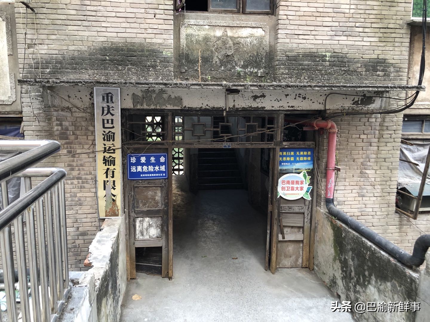 重庆巴南鱼洞这条街有点怪，一边是高楼大厦，一边是旧房