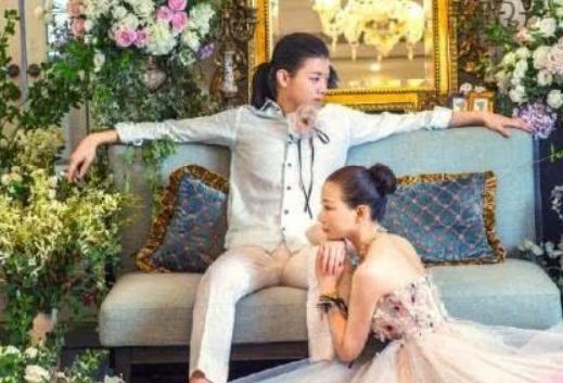 吴亦凡和霍尊的成长经历，值得家长认真分析，家有男孩引以为鉴