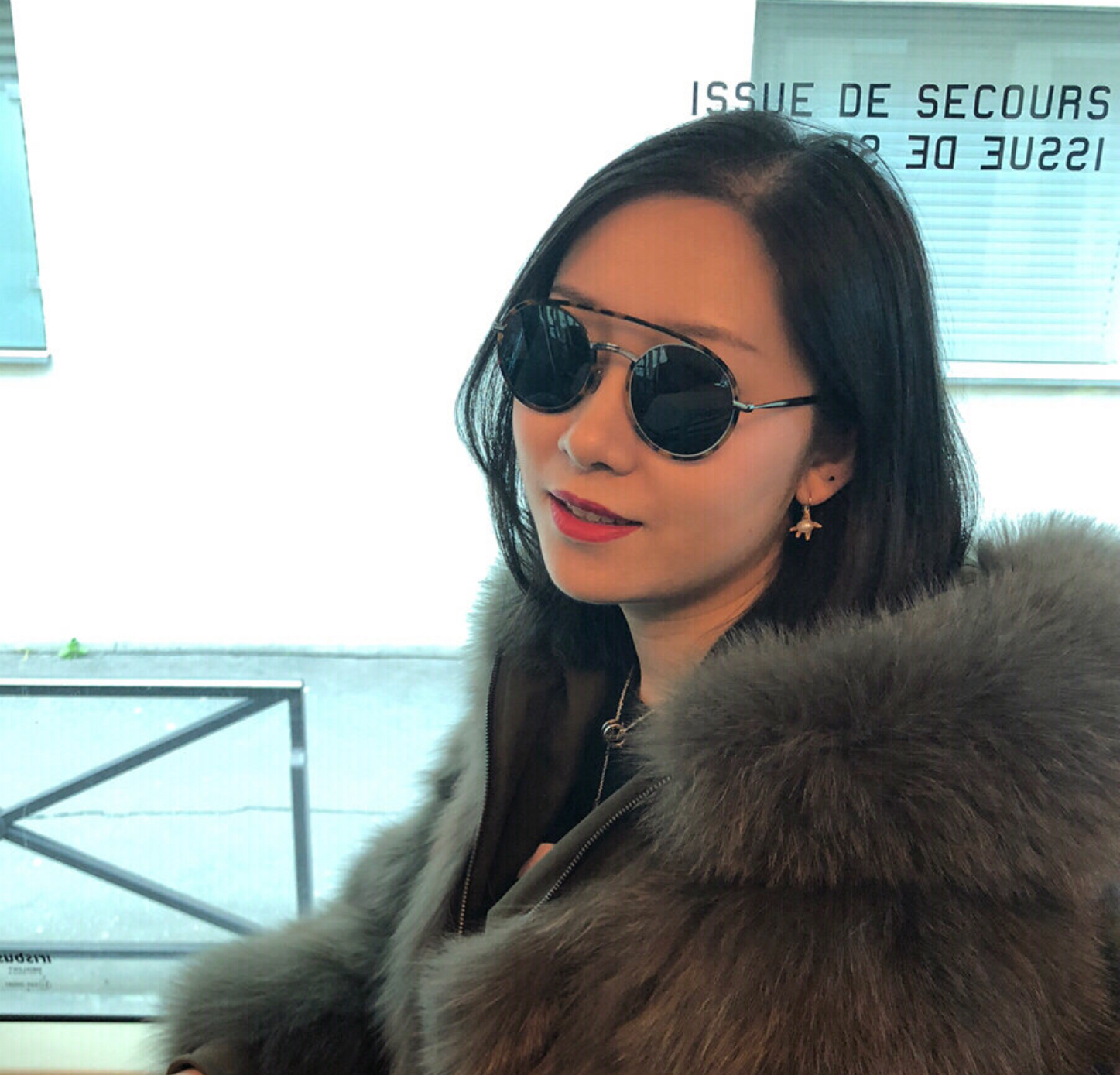 大圆脸适合戴什么款式墨镜,圆脸适合戴哪种样式的墨镜